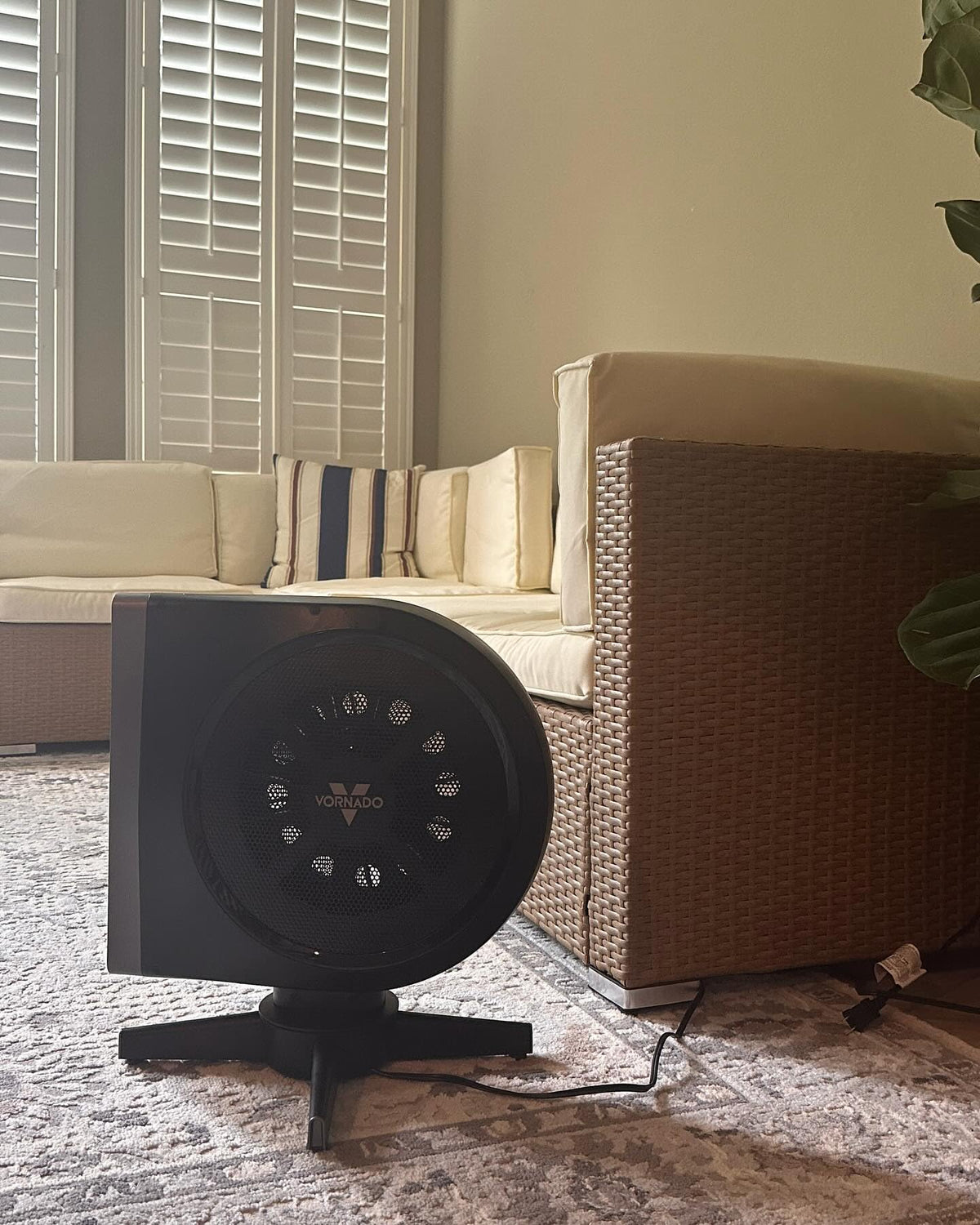 Compact Oscillating High Velocity Floor Fan with Remote Control, 5 Speeds, Black L11621